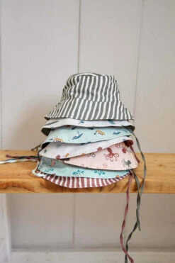 Lassig Chapeau Anti-UV Réversible Rayé Olive -Bébés Produits Magasin chapeau anti uv reversible raye olive lassig bambinou ambiance 3