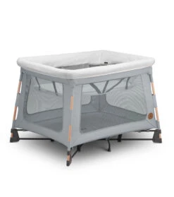 Maxi-Cosi Lit De Voyage 3-en-1 Swift 24 Maxi-Cosi Lit De Voyage 3-en-1 Swift -Bébés Produits Magasin lit voyage 3 en 1 swift beyond grey maxi cosi bambinou angle