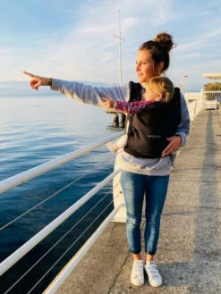 Pack évolution Porte-bébé HoodieCarrier Et Extension 0-36+ -Bébés Produits Magasin pack evolution porte bebe hoodiecarrier extension 0 36 black forest love radius bambinou lifestyle 1